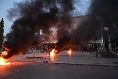 Graves disturbios: prenden fuego oficinas de la Gobernación de Chubut en una protesta antiminera