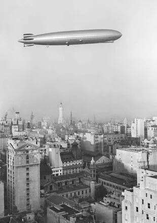 El Graf Zeppelin sobre Buenos Aires, 30 de junio de 1934. Museo de la Ciudad. Fotografía posiblemente tomada por su socio Kohlmann desde del edificio Comega.