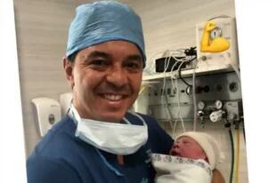 A horas de haber nacido, Benjamín posó en brazos de su papá, Marcelo Gallardo