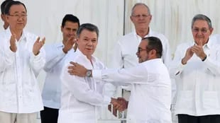 Juan Manuel Santos y Rodrigo Londoño, tras la firma del histórico acuerdo