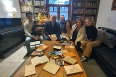 Una familia de Balcarce encontró y catalogó la biblioteca perdida del escritor Augusto Roa Bastos