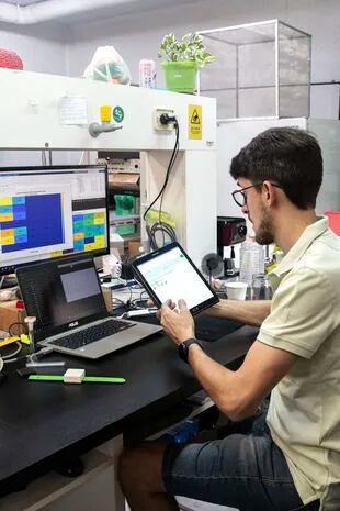 El ingeniero biomédico Gianfranco Bianchi desarrolló una pulsera tecnológica que mide movimientos y transmite la información a una tablet