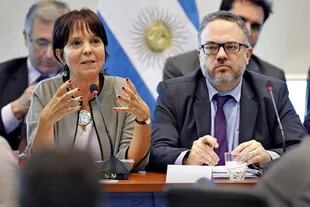 Mercedes Marcó del Pont y Matías Kulfas durante la exposición en la comisión de debate