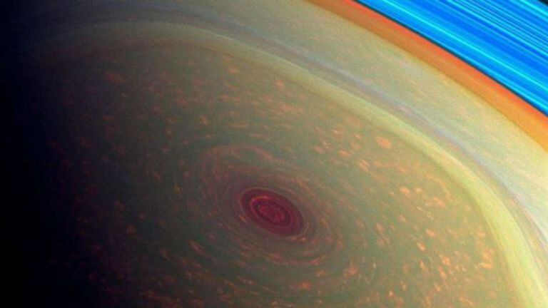 La imagen muestra el hexágono dentro del cual se encuentra el ojo de la tormenta en el polo sur de Saturno.