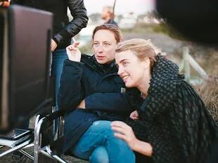 Céline Sciamma y Adèle Haenel durante el rodaje de la película, fotografiadas por Claire Mathon, la directora de fotografía.