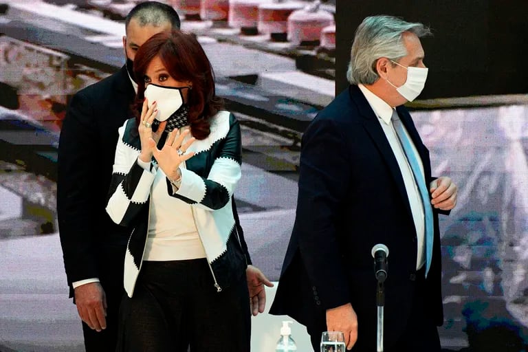 El presidente alberto Fernandez y la vicepresidenta Cristina Fernandez de Kirchner aparecen en la foto después de anunciar la restauración a leo extranjera $ 66 mil millones, Durante una ceremonia en el Palacio Presidienci agasa Rosacea 31 de Cossezocei Agasa Rosa Medio de pandemia de COVID-19