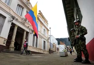 Soldados custodian un centro de votación en Bogotá