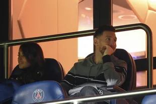 Otra toma de Lionel Messi y Antonela Roccuzzo disfrutando del partido de Paris Saint-Germain (Photo by FRANCK FIFE / AFP)