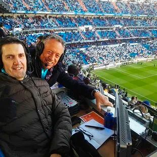 En un pupitre del Santiago Bernabéu junto a Quique Wolff, compañero de ruta desde hace más de 20 años.