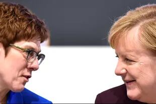 Annegret Kramp-Karrenbauer junto a la canciller alemana Ángela Merkel