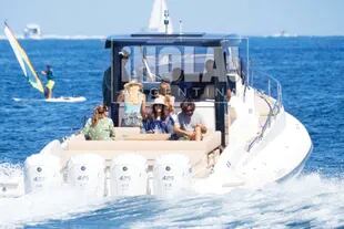 La hija de la princesa Carolina de Mónaco y su grupo se alejan de la
costa a pura risa.
