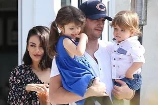 Mila Kunis y Ashton Kutcher junto a sus hijos