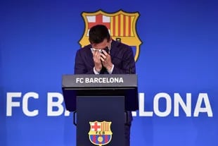 Un momento histórico, en agosto de 2021: Lionel Messi emocionado en la despedida del Barcelona. 
