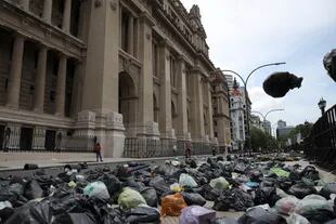 El Palacio de Tribunales repleto de basura que arrojaron los manifestantes