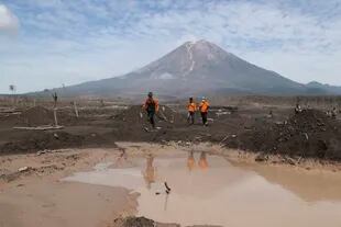 Mhoni Vidente predijo una gran erupción en el volcán Popocatépetl, en México, y otros desastres naturales similares en el mundo (Foto AP/Trisnadi)