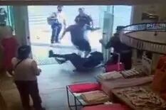 Un hombre tiró al piso a una policía y la pateó hasta que lo detuvieron