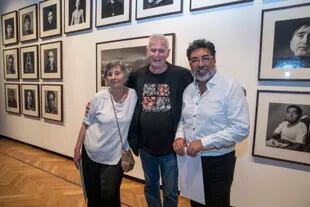 Juan Travnik con Cristina Fraire, Julio Pantoja y sus retratos de los soldados de Malvinas

