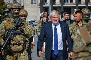 En esta foto de archivo tomada el 24 de agosto de 2022, el entonces primer ministro británico Boris Johnson visita la Plaza de la Independencia "Maidan" de Kiev, que se ha convertido en un museo militar al aire libre con equipo militar ruso destruido en el Día de la Independencia de Ucrania.