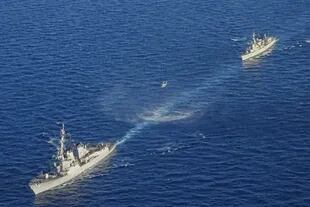 Dos buques que participan en un ejercicio militar greco-estadounidense en el mar Mediterráneo oriental al sur de Creta, el 24 de agosto de 2020