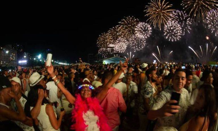 La fiesta de año nuevo atrae a millones de personas a las playas de Copacabana y alrededores