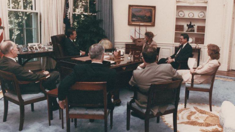 Jonna Mendez consiguió ocultar la identidad del presidente estadounidense George H. W. Bush al portar una máscara en la Oficina Oval, en la Casa Blanca. Quería mostrarle al mandatario el tipo de máscaras que su unidad en la CIA había desarrollado.