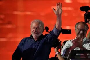 Luiz Inacio Lula da Silva saluda a sus simpatizantes en San Pablo.
 (AP Photo/Andre Penner)