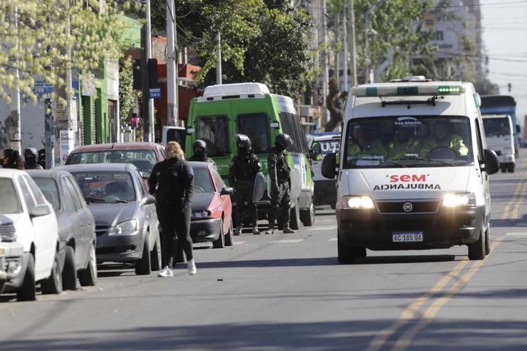 Toma de rehenes en Caseros, la policía busca al secuestrador
