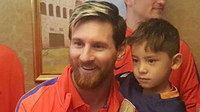 Messi con Murtaza Ahmadi, el chico que se hizo famoso por tener una camiseta de la selección armada con una bolsa