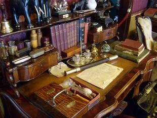 Los objetos de época ayudan a los visitantes a sentirse testigos vivientes de la legendaria novela de Conan Doyle.