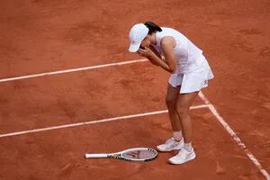 La reina del tenis que no puede disfrutar de la vida, lloró sin parar y tomó Roland Garros en un puño