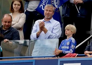 En foto del 24 de mayo del 2015, el dueño del Chelsea Roman Abramovich aplaude durante la presentación del trofeo de la Liga Premier en Stamford Bridge. (AP Foto/Matt Dunham, Archivo)