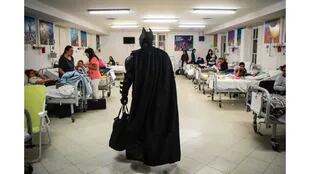 Batman llegando a una de las salas con niños internados en el hospital Sor Maria Ludovica de La Plata