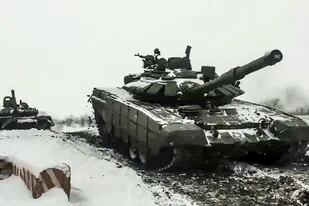 La foto distribuida por el Servicio de Prensa del Ministerio de Defensa Ruso el 26 de enero de 2022 muestra tanques rusos en un entrenamiento en la región de Rostov, Rusia, (Servicio de Prensa del Ministerio de Defensa Ruso via AP)