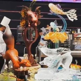 Para presentar los cuatro postres, los pasteleros argentinos elaboraron dos zorros de chocolate, peces de caramelo y animales tallados en hielo