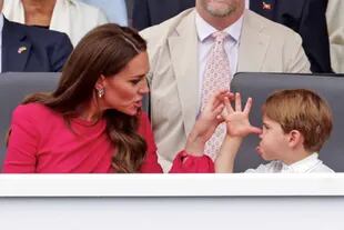 El pequeño Louis aprovecha para hacer muecas graciosas y su mamá, Kate, le llama la atención.