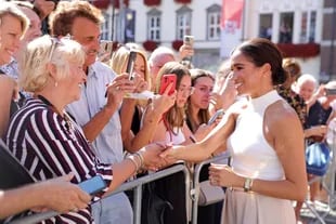 Expansion.  Whenever she can, Meghan pays tribute to her mother-in-law by wearing a garment or accessory that reminds her of her.  This time he wore a Cartier watch that belonged to Diana of Wales.
