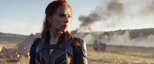 Scarlett Johansson dice que la estrategia de Disney de estrenar Black Widow en streaming y cines al mismo tiempo la perjudica e incumple el contrato que firmó con el estudio