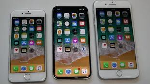 Un iPhone X, con pantalla de 5,8 pulgadas, junto a un iPhone 8 y un 8 Plus