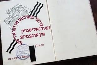 Interior del libro con los apuntes del periodismo judío local