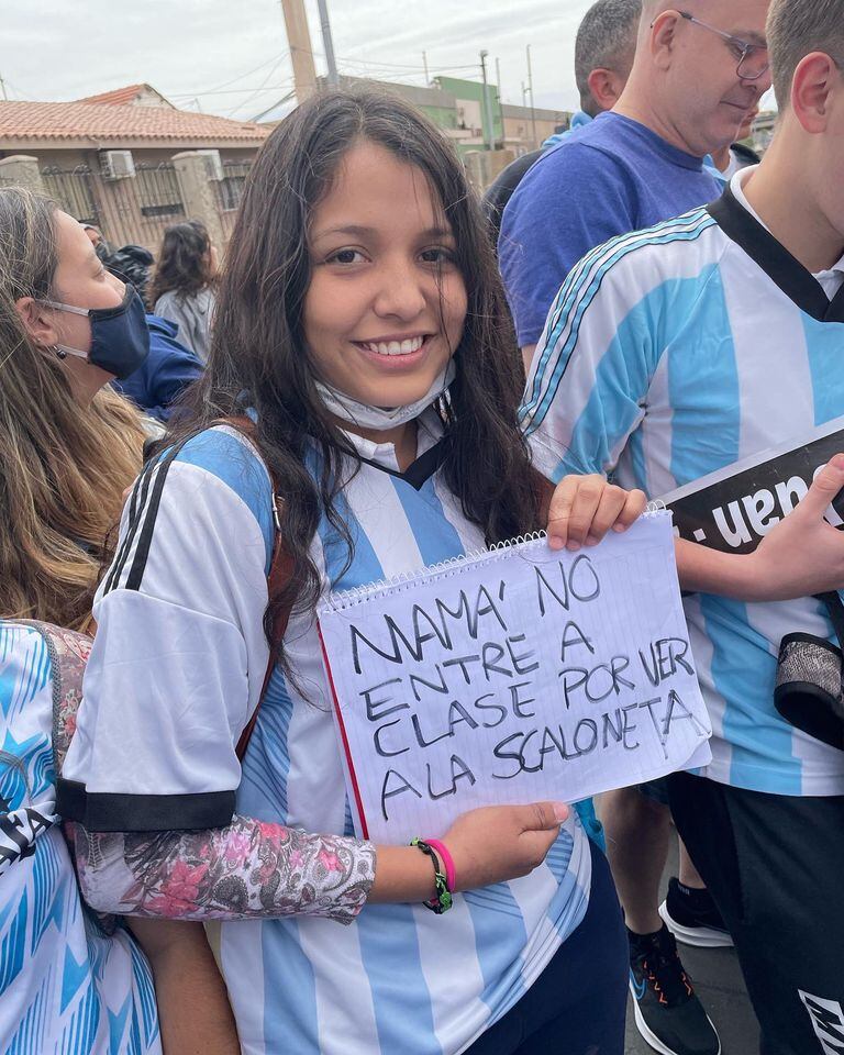 Una joven le avisa a su mamá que faltó al colegio para ir a ver a los jugadores