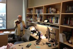 Rosental Calmon Alves en su despacho en el Belo Center, un centro de producción de medios de la Universidad de Texas
