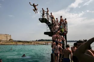La gente hace cola para sumergirse en la piscina marina de Saint-Malo, Bretaña, cuando una nueva ola de calor azota en el norte de Europa que podría establecer récords en varios países