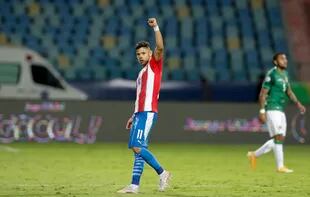 Ángel Romero festeja su segundo gol ante Bolivia con el puño apretado y en soledad, todo un símbolo