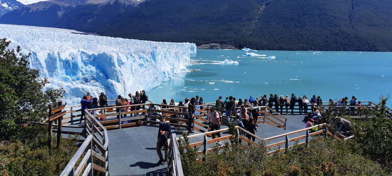 The good weather and the long summer days invite tourism to the footbridges of the Perito Moreno Glacier