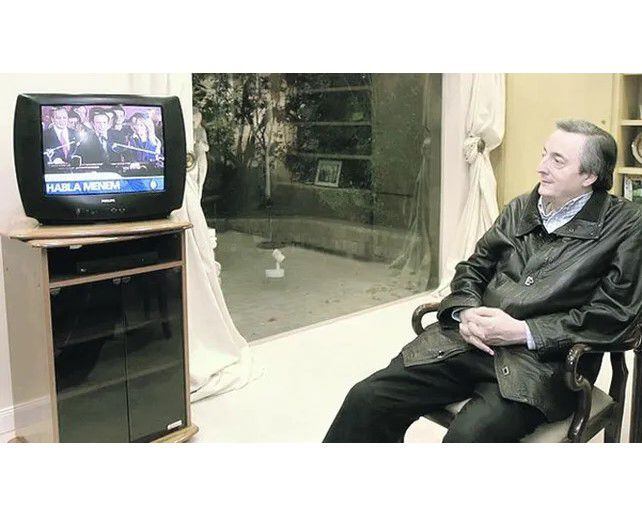 Néstor Kirchner mira el discurso de Menem después de las elecciones de 2003