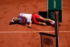 La fuerte caída de Djokovic que causó preocupación y su fastidio con la jueza de línea