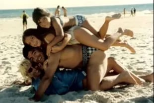 El video de "Margaritas" está lleno de fotos de la familia de Maradona, como esta en la que el Diez está en la playa con Dalma, Gianinna y Claudia