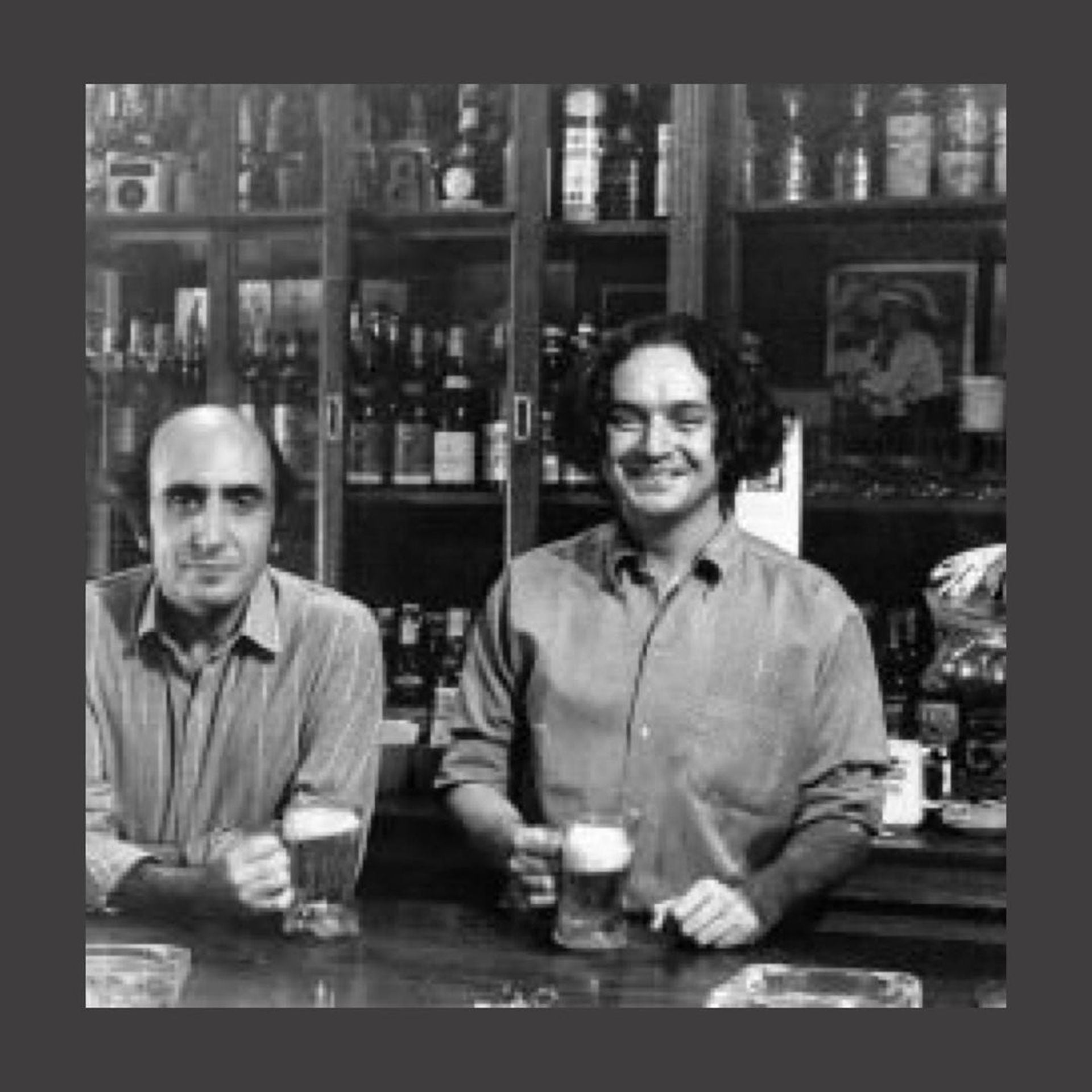 Luis Felipe Noé junto a Poni Micharvegas, en la barra del Bar o Bar en  1970.