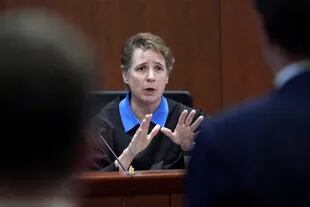 La jueza Penney Azcarate en pleno juicio entre Johnny Depp y Amber Heard (Steve Helber / Associated Press )