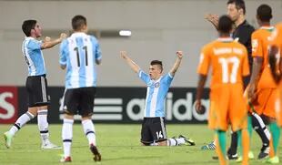 Argentina festeja su clasificación ante Costa de Marfil